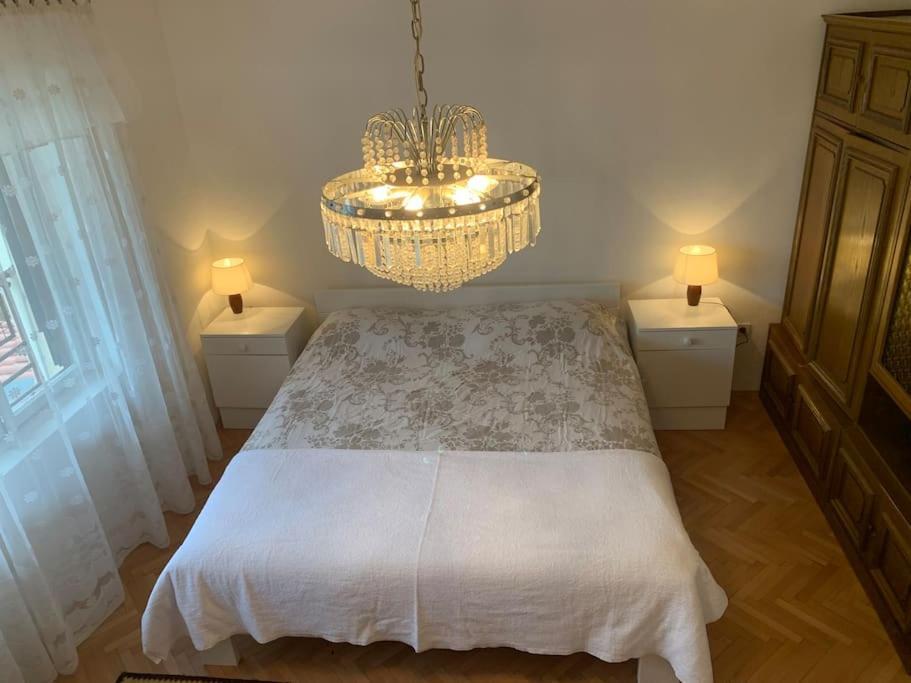 Spacious Retro 3-bedroom 130m2 In Zadar, Puntamika Borik Area Apartment